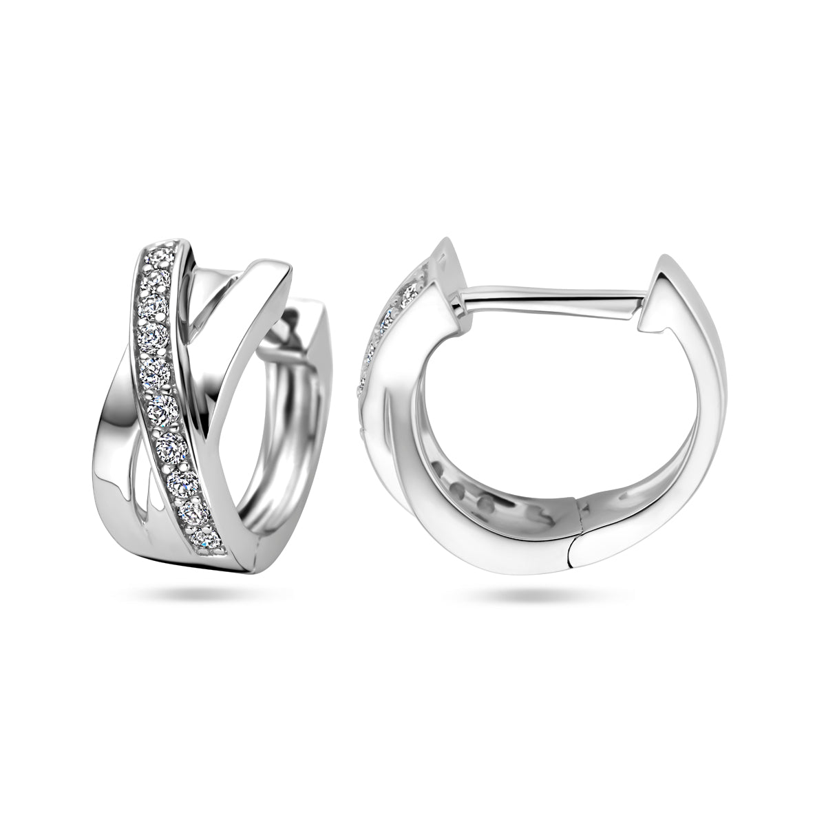 Detailopname van de gekruiste banen en de klapsluiting van de 'Rive' zilveren oorbellen.