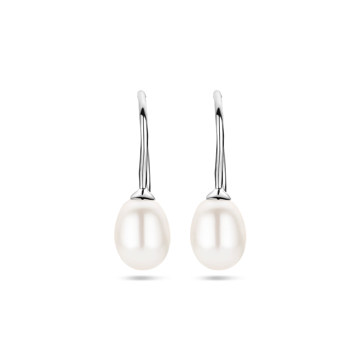 'Selene' oorhangers van 925 zilver uitgevoerd met een witte druppelvormige zoetwaterparel aan een zilveren haak.