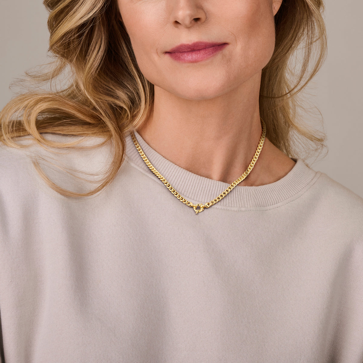 Model draagt het klassieke 'Essenzo' gourmette collier van Silgold, uit de collectie van Clary.