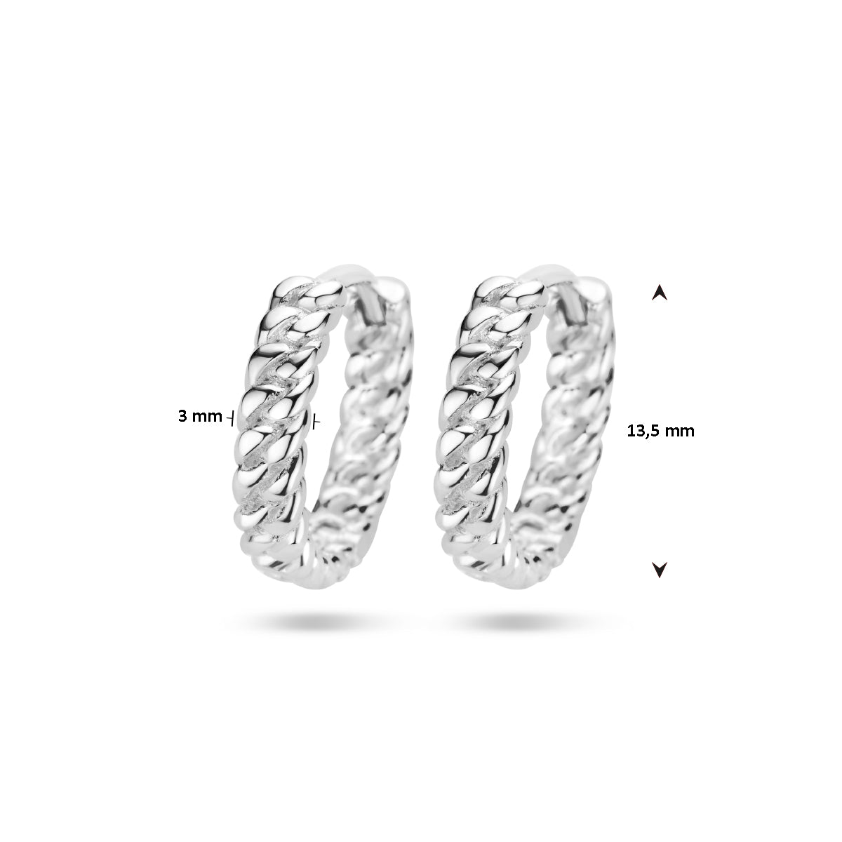 Productfoto van de 'Sina' zilveren klapoorringen met de exacte diameter van 13,5 mm en breedte van 3 mm.