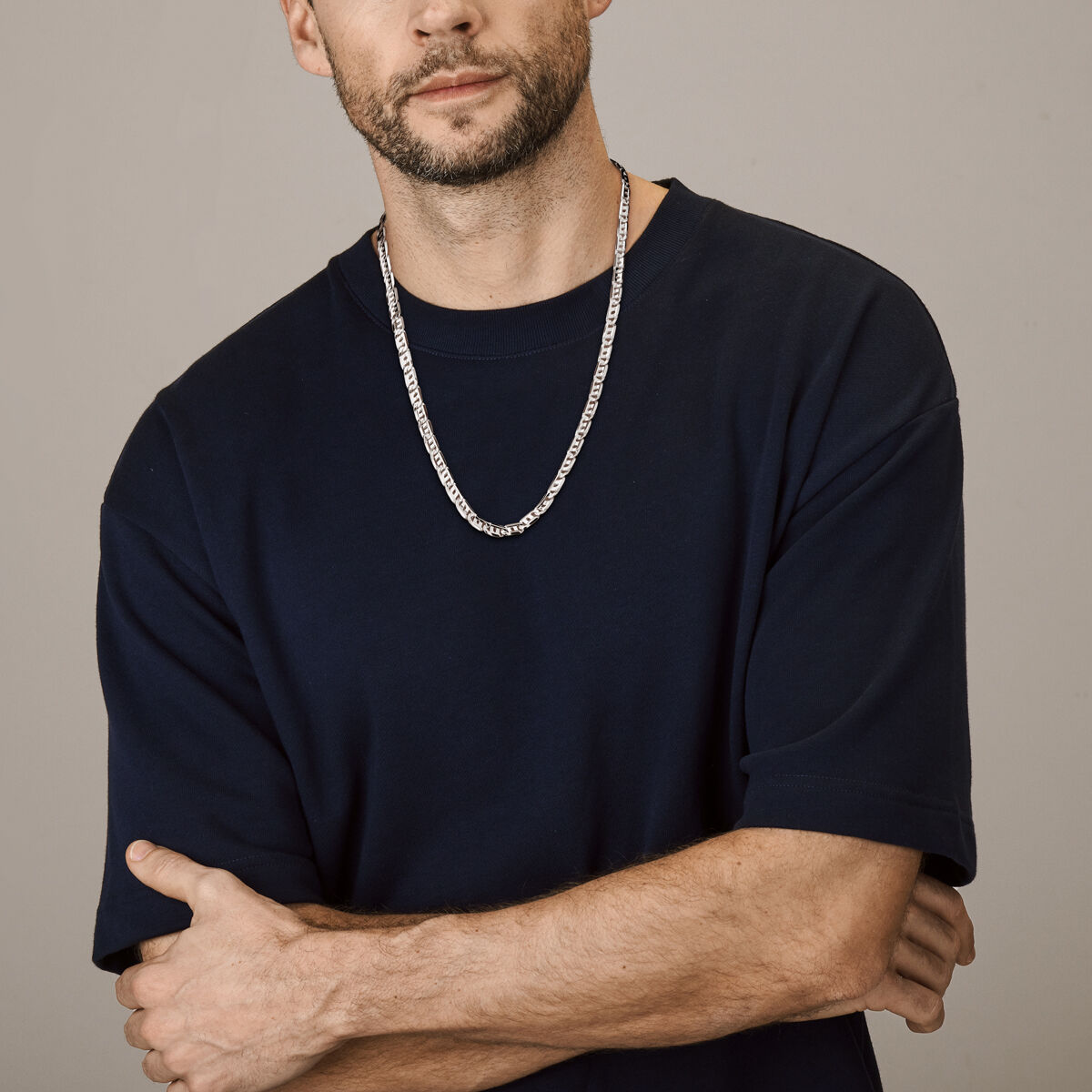 Een model draagt de brede Vico zilveren ketting van 60cm om de hals om de robuuste look van 7mm te tonen.