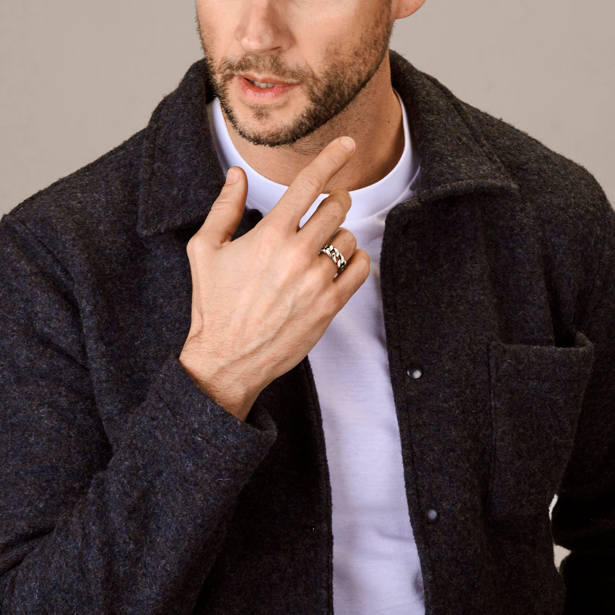 Model draagt de brede 'Rebel' schakelring van geoxideerd zilver, uit de collectie van Clary.