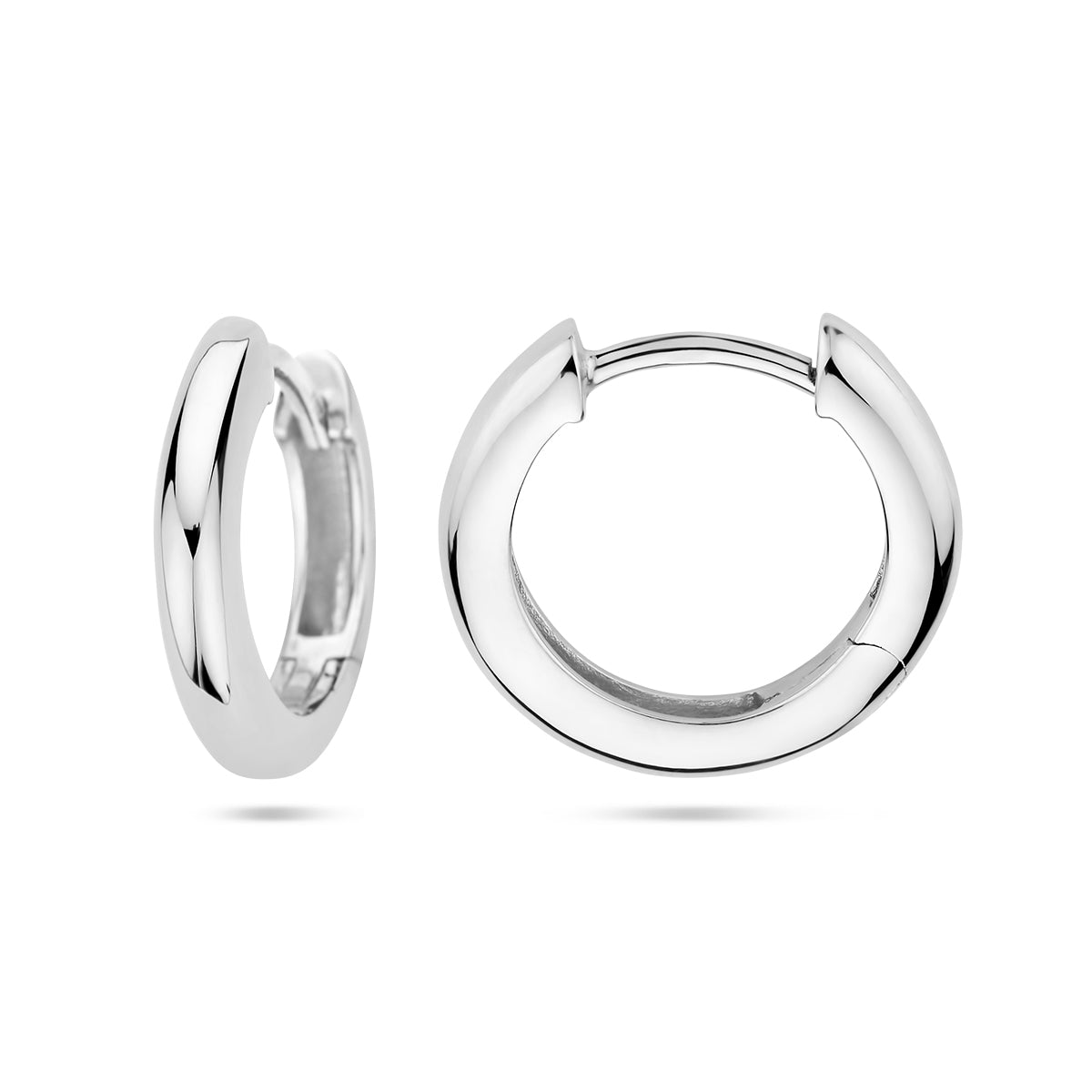 Het voor- en zijaanzicht van de 'Vela' zilveren oorringen toont de glanzende half-ronde afwerking.