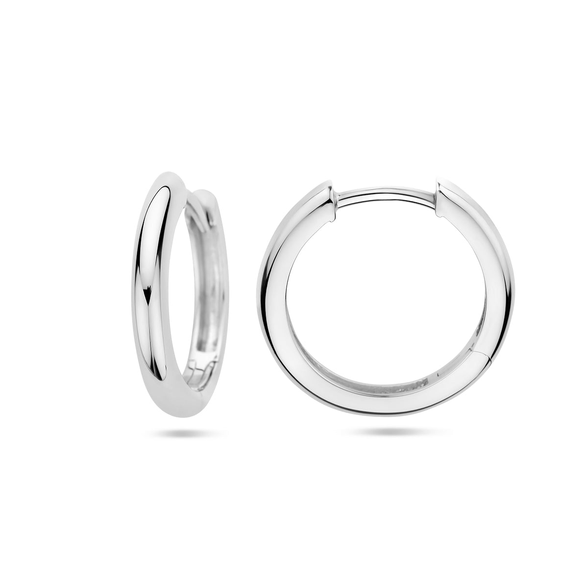 Het voor- en zijaanzicht van de 'Vela' zilveren oorringen toont de glanzende half-ronde afwerking.