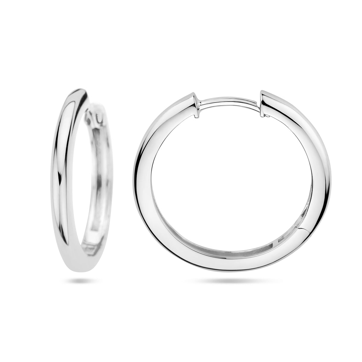 Het voor- en zijaanzicht van de 'Vela' zilveren oorringen toont de glanzende half-ronde afwerking.