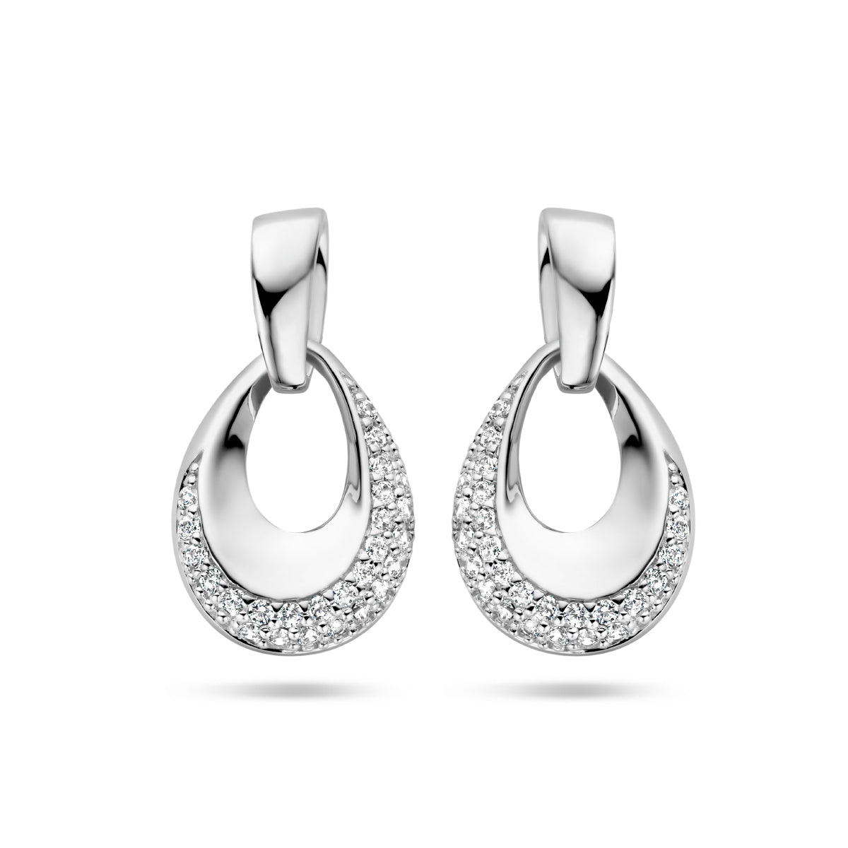 Vooraanzicht van het paar zilveren 'Stilla' oorknoppen in een druppelvorm met zirkonia.