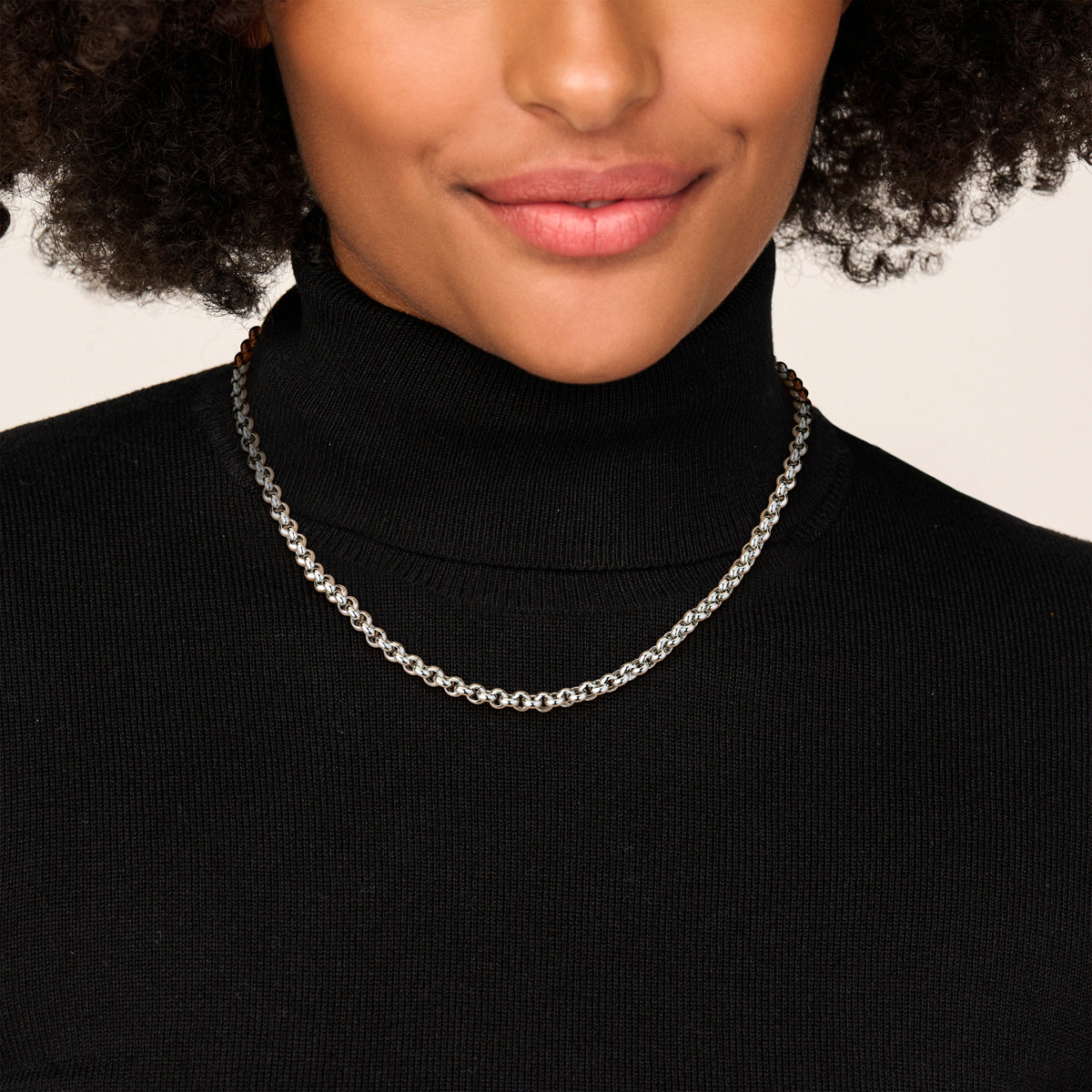 Een model draagt de volle zilveren jasseron ketting van 45 centimeter lengte.