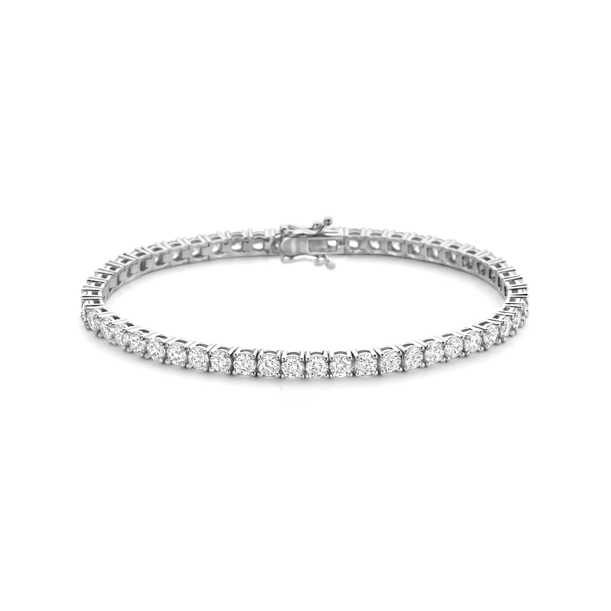 Vooraanzicht van de 'Zola' 925 zilveren tennisarmband met een rij van 3,8 mm zirkonia's in vierpootszetting.