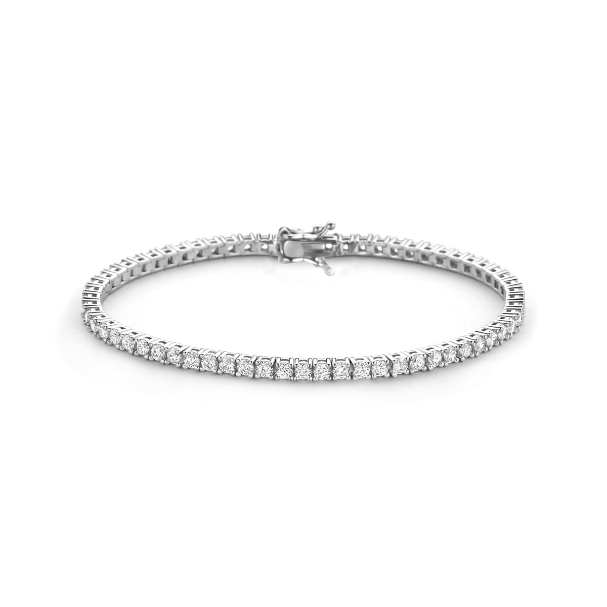 Vooraanzicht van de 'Zola' 925 zilveren tennisarmband met een rij van 3,0 mm zirkonia's in vierpootszetting.